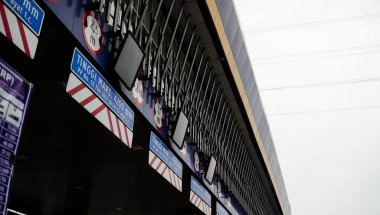 Endonezya 'da bir otoyol kapısı. Trafiği bölerek otoyola gir. Kentsel alandaki trafiği kırmak için kontrol noktası ya da geçiş kapısı.