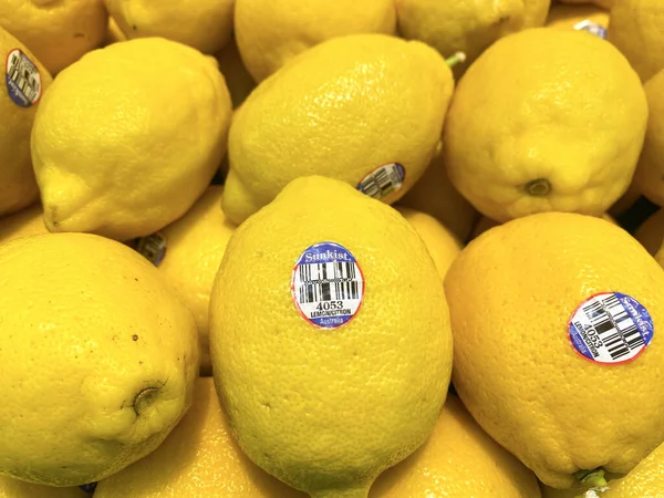 Ponorogo Indonésia 2021 Grupo Limões Rotulados Prateleira Exposição Supermercado Compras — Fotografia de Stock