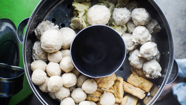 Indonezyjskie Tradycyjne Jedzenie Klopsiki Gorącym Wózku Tofu Pierogami Sprzedawca Krąży — Zdjęcie stockowe