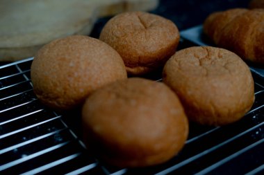 Soğutma ağındaki dört parça ekmeğin yakından görünüşü. Fotoğraf sunumu ya da reklam çekimi.