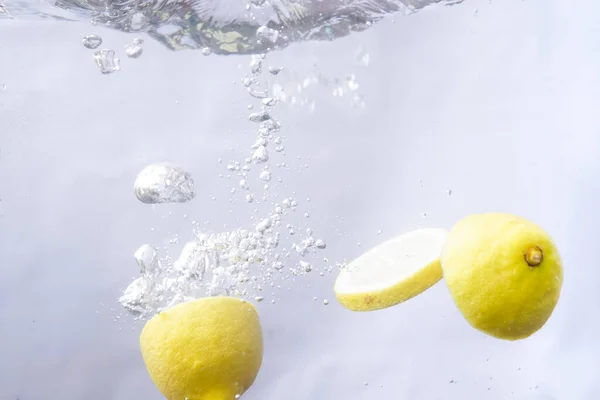 Lemon Slices Dropped Freshwater Splashing Water Lemon Slices Fresh Nature — Stock Photo, Image