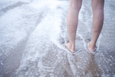 Çıplak ayakla hafif köpük dalgalarının tadını çıkar. Deniz suyunda ve kumsalda dinlenerek tatilin tadını çıkarmak için sahile gideriz..