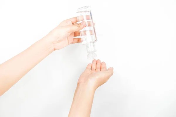 Gießen Einer Flüssigkeit Aus Einer Durchsichtigen Flasche Eine Hand Eine — Stockfoto