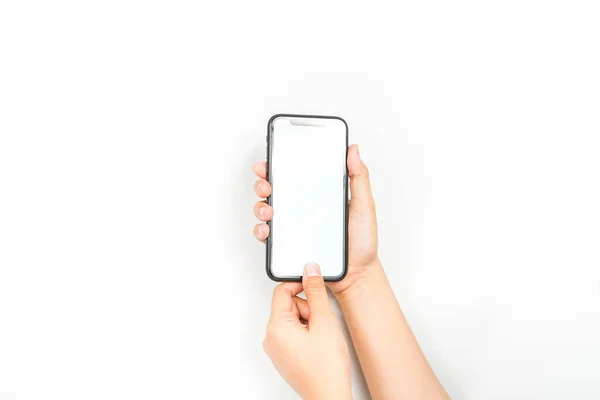 Hält Ein Handy Mit Leerem Bildschirm Mit Zwei Händen Ein — Stockfoto