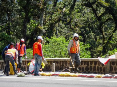 Ponorogo, Endonezya - 10 25 2021: inşaat işçileri otoyolu onarmak için birlikte çalışıyorlar.