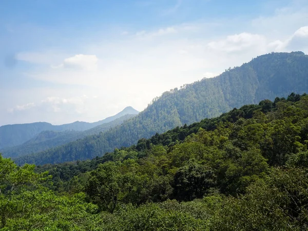 Uma Vista Colina Verde Área Montanha Com Belo Céu Azul — Fotografia de Stock