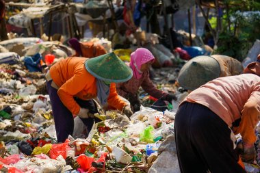 Ponorogo, Endonezya - 10 08 2021: çöpçüler çöp sahasındaki çöpleri ayırmak ve toplamak için birlikte çalışıyorlar.