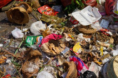 Ponorogo, Endonezya - 10 08 2021: çöplük ev atıklarıyla dolu. Çöp yığınında karışık organik ve inorganik atık.