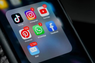 Ponorogo, Endonezya - 10 11 2021: telefon ekranındaki sosyal medya simgeleri. Sosyal medya ağı uzak mesafedeki insanlarla ya da arkadaşlarla iletişim kurar.        