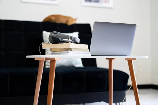 Ein Laptop Ein Stapel Bücher Und Kopfhörer Auf Einem Weißen — Stockfoto