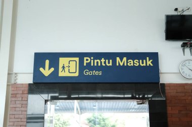 İstasyondaki çıkış kapısı mavi bir tahtaya yazılmıştır. halka açık bir yerde kullanışlı bir yön işareti.