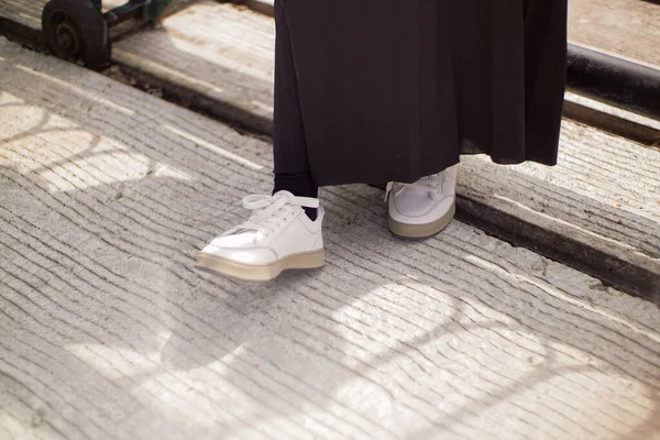 Stopy Kobiety Czarnej Spódnicy Białych Butach Ona Może Zrobić Krok — Zdjęcie stockowe