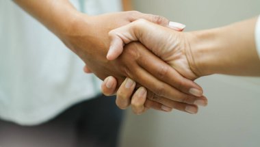 Ponorogo, Endonezya - 07 10 2021: el sıkışma, genellikle toplantının başında birbirlerini selamlamak veya kendilerini tanıtmak için yapılır.