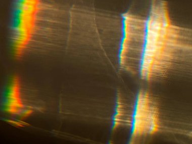 Fotoğraf kaplaması için kristal ışık sızıntısı etkisi. Prizma mercekleri, siyah arka planda parlak, renkli ve büyülü ışıklarla soyut Bokeh 'i aydınlatır..