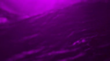 Mor neon ışık dokusuyla buruşmuş plastik dokuyu sallıyor. Video ses sunumu için gerçekçi plastik görüntüler.