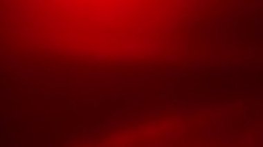 Kırmızı neon ışık desenli buruşuk plastik dokuyu sallıyor. Video ses sunumu için gerçekçi plastik görüntüler.