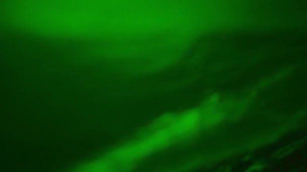 Machanie Pogniecioną Fakturą Tworzywa Sztucznego Zieloną Neonową Fakturą Światła Realistyczne — Wideo stockowe