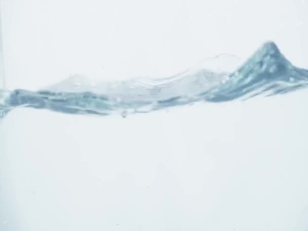 Det Porlande Vattnet Från Sidoutsikten Rörelse Vågigt Vatten Yta För — Stockvideo