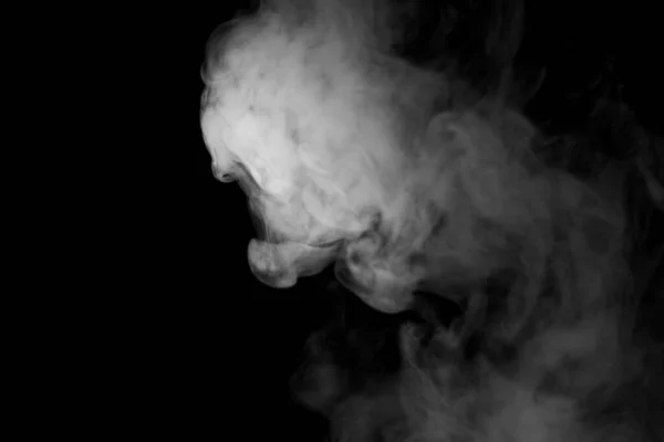 オーバーレイ効果のための黒の背景に白い煙 写真の中に強烈なニュアンスを出す現実的な煙の効果 — ストック写真