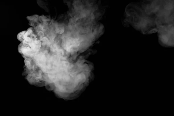 オーバーレイ効果のための黒の背景に白い煙 写真の中に強烈なニュアンスを出す現実的な煙の効果 — ストック写真
