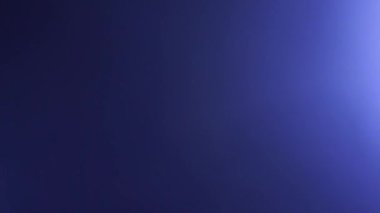 Işık sızıntısı prizması, yaratıcı ses sunumu için görüntüleri örtüyor. Anamorfik ışık efektiyle güzelleştirme projesi. Doğal mercek canlandırmayı canlandırır.