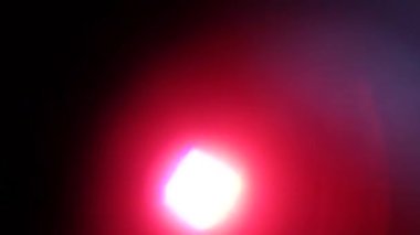 Işık sızıntısı prizması, yaratıcı ses sunumu için görüntüleri örtüyor. Anamorfik ışık efektiyle güzelleştirme projesi. Doğal mercek canlandırmayı canlandırır.