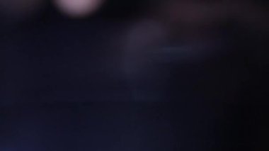 Işık sızıntısı prizması, yaratıcı ses sunumu için görüntüleri örtüyor. Anamorfik ışık efektiyle güzelleştirme projesi. Doğal mercek canlandırmayı canlandırır.