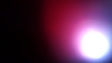 Işık sızıntısı prizması, yaratıcı ses sunumu için görüntüleri örtüyor. Anamorfik ışık efektiyle güzelleştirme projesi. Doğal mercek canlandırmayı canlandırır.