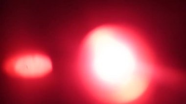 Işık sızıntısı prizması, yaratıcı ses sunumu için görüntüleri örtüyor. Anamorfik ışık efektiyle güzelleştirme projesi. Doğal mercek canlandırmayı canlandırır.