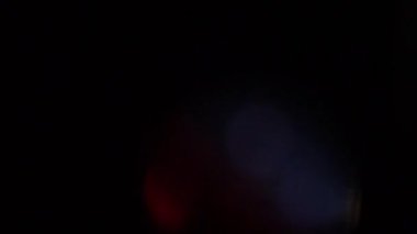 Işık sızıntısı prizması, yaratıcı ses sunumu için görüntüleri örtüyor. Anamorfik ışık efektiyle güzelleştirme projesi. Doğal mercek canlandırmayı canlandırır.