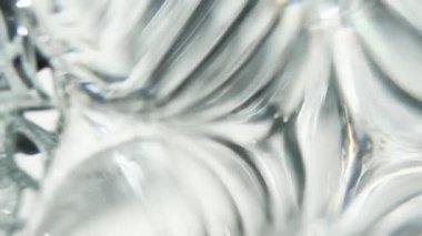 Rüzgarda sallanan yaprak animasyonu. Doğanın gerçekçi örtüşme etkisi. Doğal gölge ve ışık yavaş hareket ediyor. Bitkinin sinematik siluet hareketi.