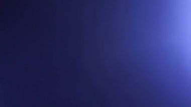 Işık sızıntısı prizması, yaratıcı ses sunumu için görüntüleri örtüyor. Anamorfik ışık efektiyle güzelleştirme projesi. Doğal mercek canlandırmayı canlandırır.