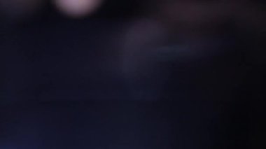 Işık sızıntısı prizması, yaratıcı ses sunumu için görüntüleri örtüyor. Anamorfik ışık efektiyle güzelleştirme projesi. Doğal mercek canlandırmayı canlandırır.