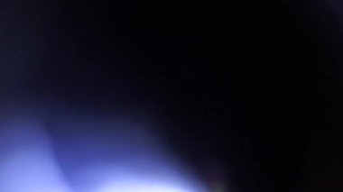 Işık sızıntısı prizması, yaratıcı ses sunumu için görüntüleri örtüyor. Anamorfik ışık efektiyle güzelleştirme projesi. Doğal mercek canlandırmayı canlandırır.