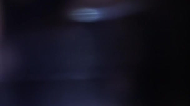 クリエイティブオーディオプレゼンテーションのための光リークプリズムオーバーレイ映像 アナモルフィックライト効果で美しくプロジェクト 自然レンズフレアアニメーション — ストック動画