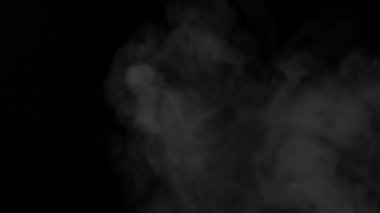 Yaratıcı video sunumu için duman örtüsü görüntüsü. Siyah arka planda duman hareketi etkisi. herhangi bir video projesini dekore etmek için yüzen sis çizelgesi.