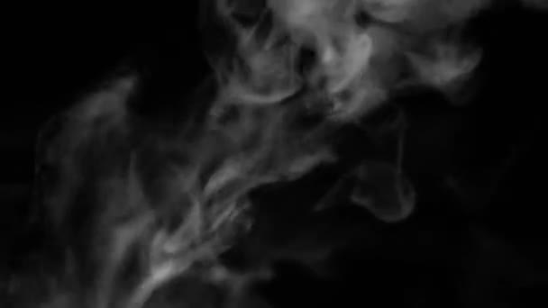 烟雾覆盖镜头 用于创意视频演示 黑烟运动对黑色背景的影响 浮动雾图 用于装饰任何视频项目 — 图库视频影像