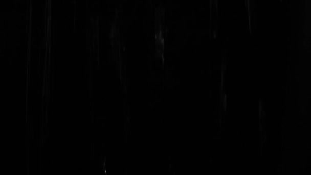 黒い背景に水が落ちる 写真のオーバーレイ効果のための窓ガラス上の抽象的な露水液滴や飲み物のモックアップに新鮮な効果を与える 詳細な雨滴のマクロショットは — ストック動画