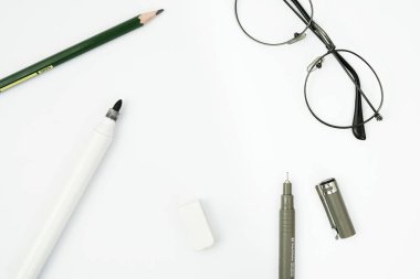 Harfler için boş alan. El yazısı projesini göstermek için alanı kopyala. Üst bakış açısından beyaz arka planı olan boş bir masa. Kırtasiye alanı sarar.