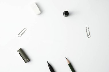 Harfler için boş alan. El yazısı projesini göstermek için alanı kopyala. Üst bakış açısından beyaz arka planı olan boş bir masa. Kırtasiye alanı sarar.