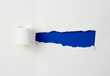 Kıvrık kenarlı yırtık kağıt. Beyaz kağıtta uzun mavi bir yırtık var. Kopyalama alanı ve metin için yırtık kenarlı gerçekçi yırtık kağıt.