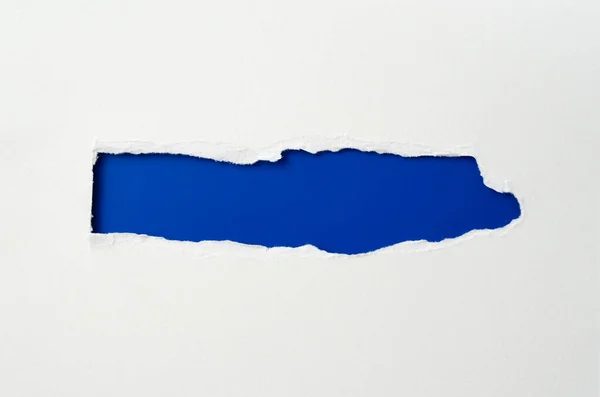 Podarta Papierowa Rama Rozerwanymi Bokami Niebieska Dziura Rozdarta Białym Papierze — Zdjęcie stockowe