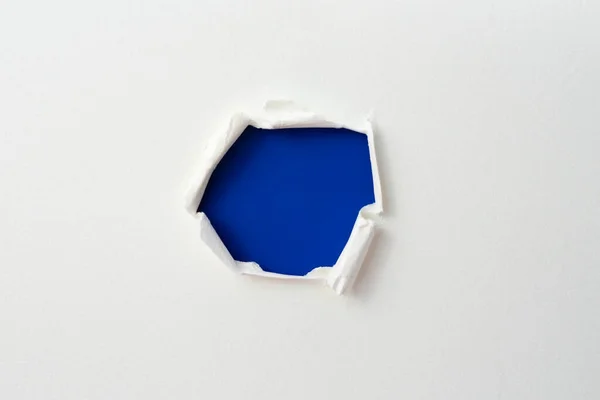 Gescheurd Papier Frame Met Gescheurde Zijkanten Een Blauw Gat Van — Stockfoto