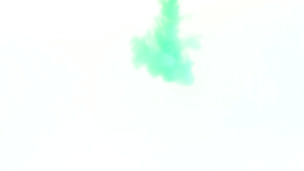 蓝色墨水滴在水里 彩云在水下爆炸 美丽的抽象烟雾缠绕着动画 液体油漆在水中爆炸 — 图库视频影像