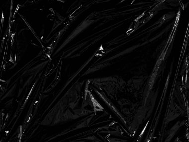 Siyah arka planda şeffaf bir plastik ambalaj. Kaplama ve etki için gerçekçi plastik ambalaj dokusu. Yaratıcı ve dekoratif tasarım için buruşuk plastik desen.