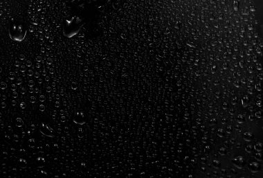 Su damlaları siyah arkaplanda. Fotoğraf kaplama efekti için pencere camındaki çiğ damlacıkları ya da içecek modelleri üzerinde taze etki yaratmak için.