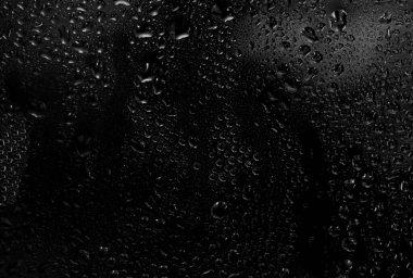 Su damlaları siyah arkaplanda. Fotoğraf kaplama efekti için pencere camındaki çiğ damlacıkları ya da içecek modelleri üzerinde taze etki yaratmak için.