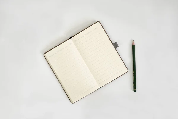 Weißer Schreibtisch Mit Notizbuch Und Bleistift Darüber Eine Notizbuch Attrappe — Stockfoto