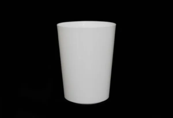 从前面的角度来看 一个站立的杯子 最简单的模拟镜头 黑色背景的白色塑料杯 现实的晋升模型 — 图库照片