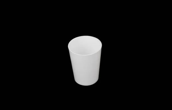 正面から見るとスタンドカップ 単純なモックアップのための最小限のショット 黒の背景に白いプラスチックカップ 昇進のための現実的なモックアップ — ストック写真